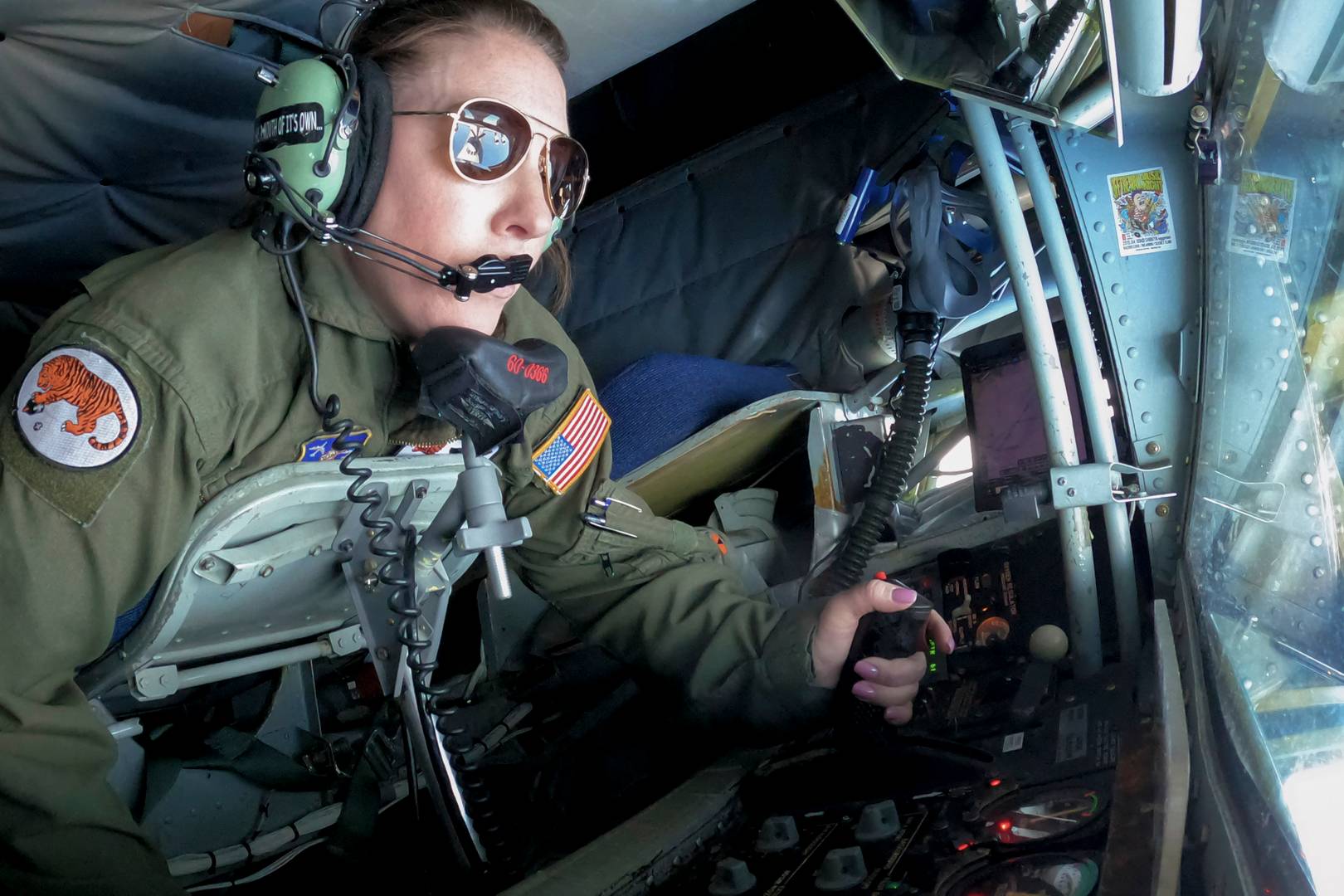 Оператор стыковки топливной штанги на своем лежачем месте в хвосте самолета-заправщика C-135