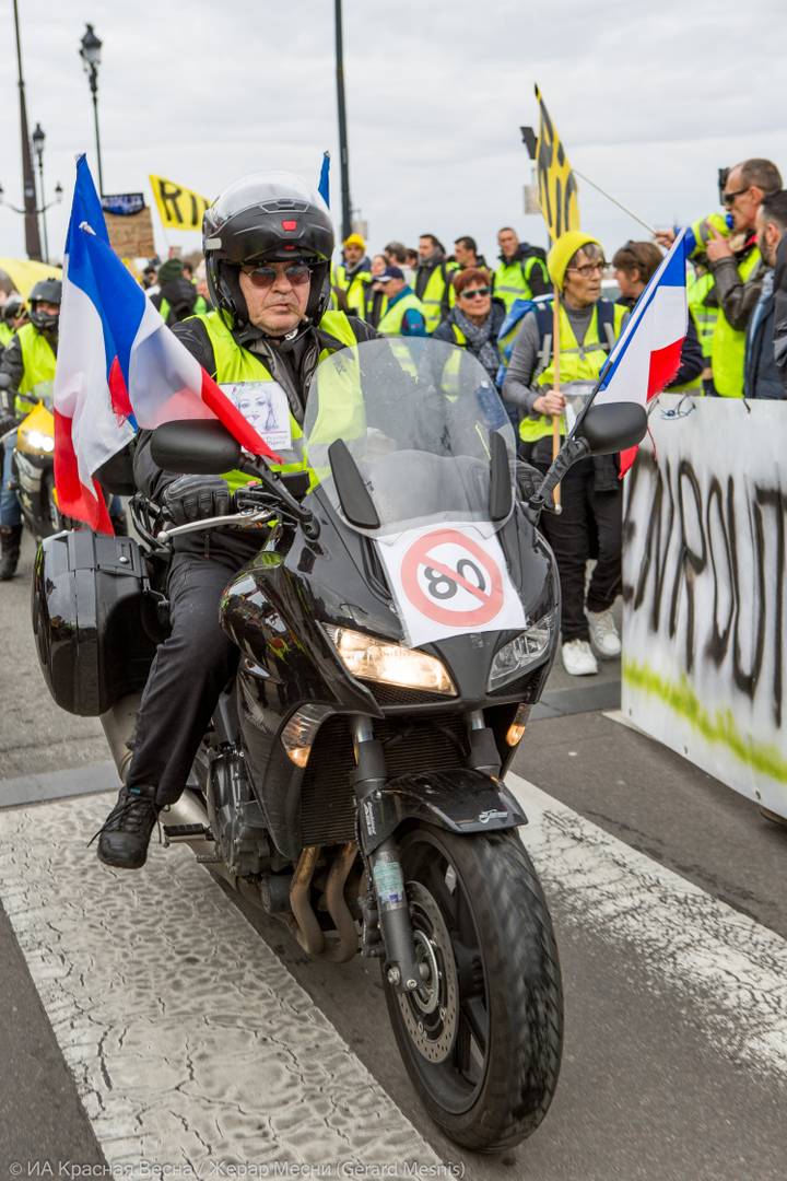 В Бордо протесты всегда начинаются с мотопробега. Мотоциклисты сами прибывают заранее до начала манифестаций и пользуются всеобщей поддержкой. Данный мотопробег превратился в своеобразный ритуал. Своим видом они, как бы олицетворяют силу и защиту безоружных протестующих.