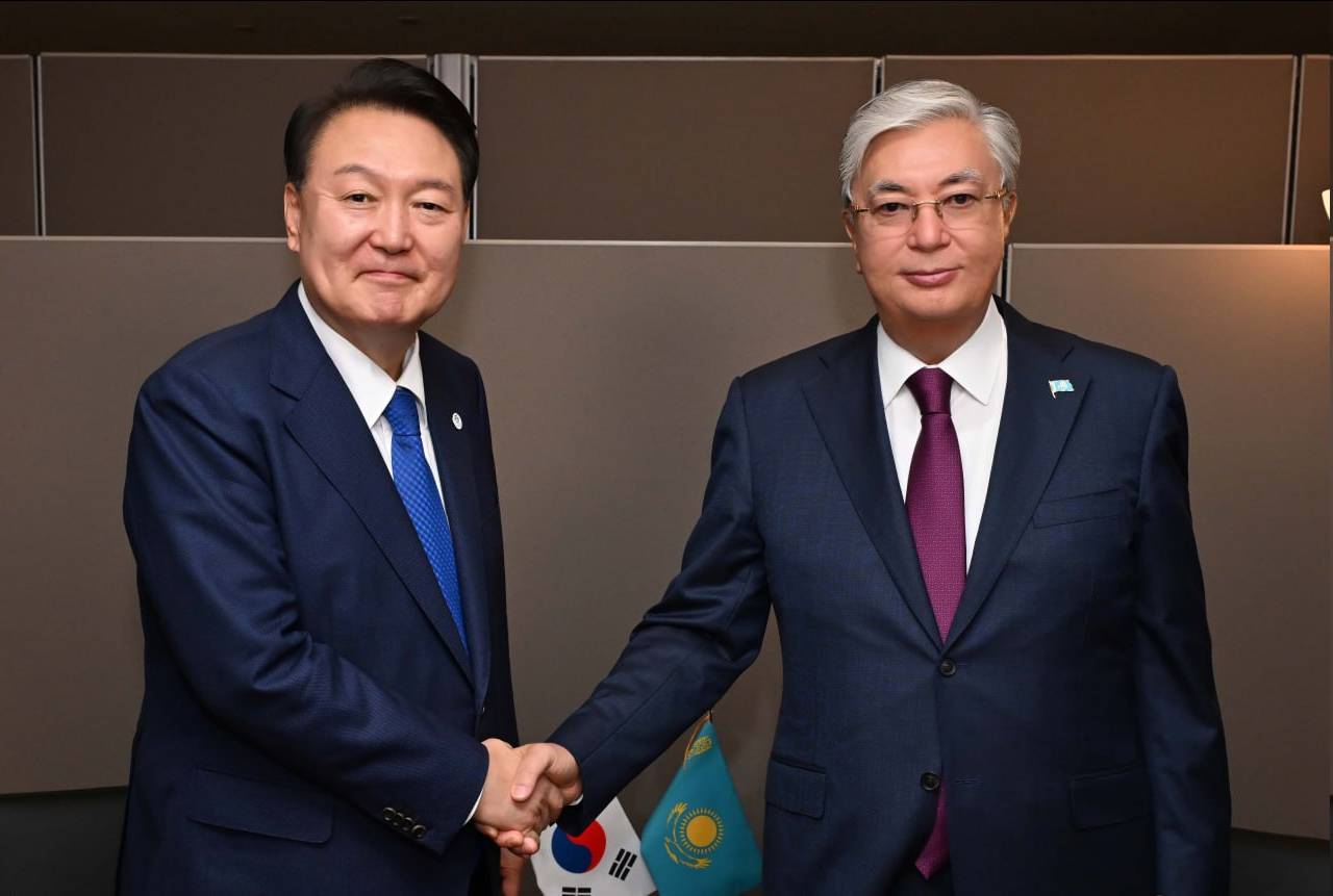 Президенты Южной Кореи и Казахстана Юн Сок Ёль (слева) и Касым-Жомарт Токаев