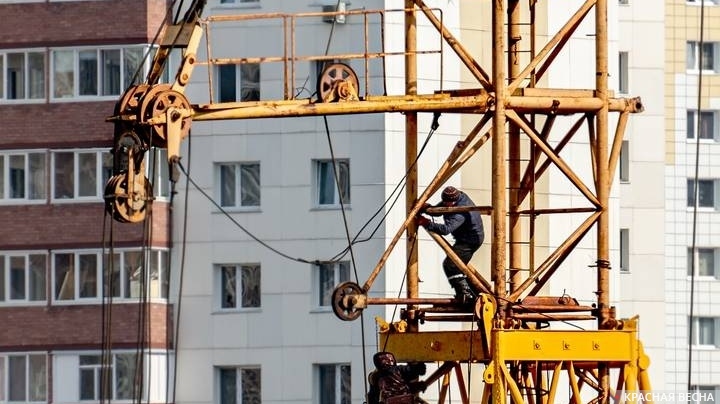 Человек на башенном кране