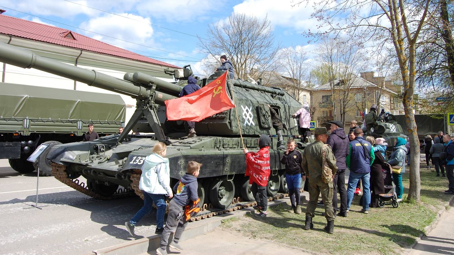 Жители Луги осматривают российскую военную технику