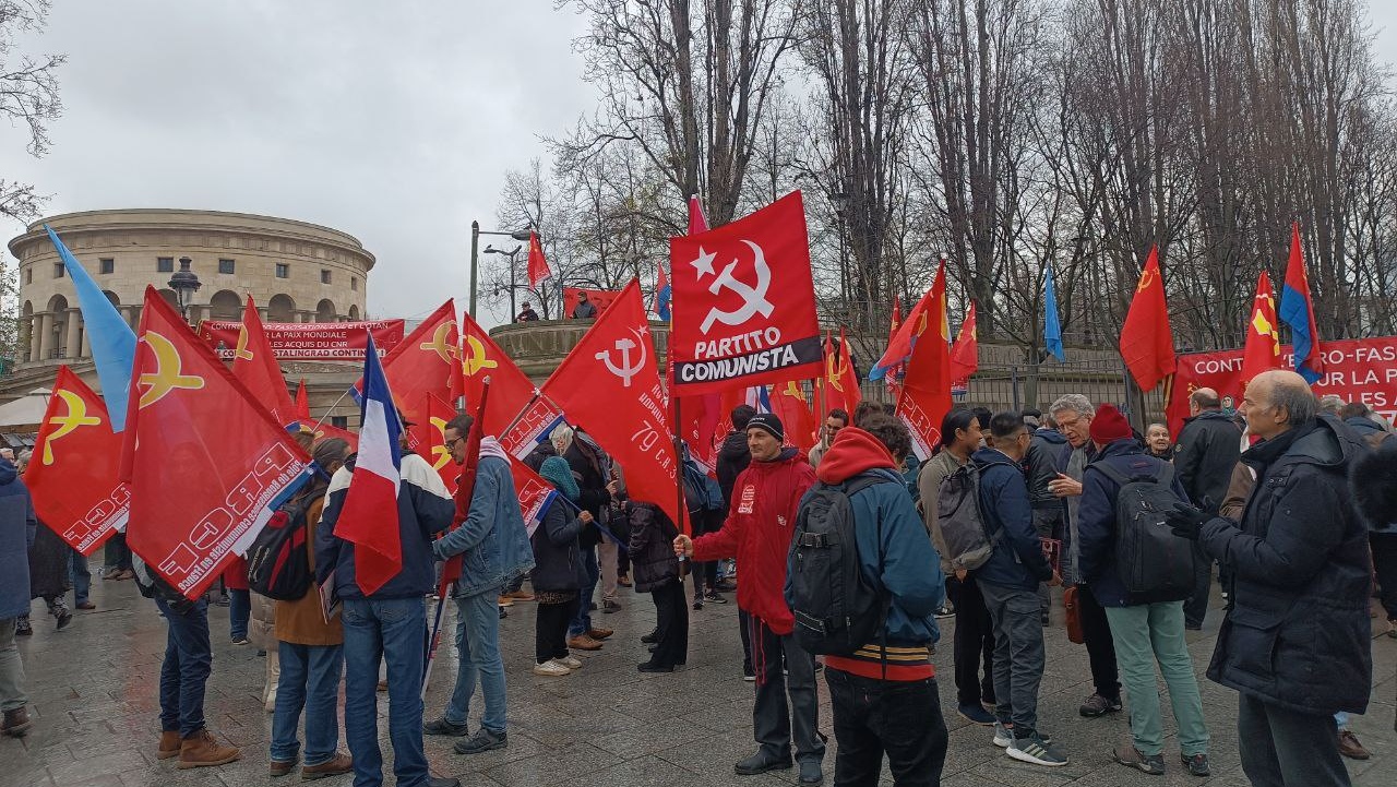 Кроме французских коммунистов, с флагами своих партий пришли коммунисты Испании, Италии, Перу.