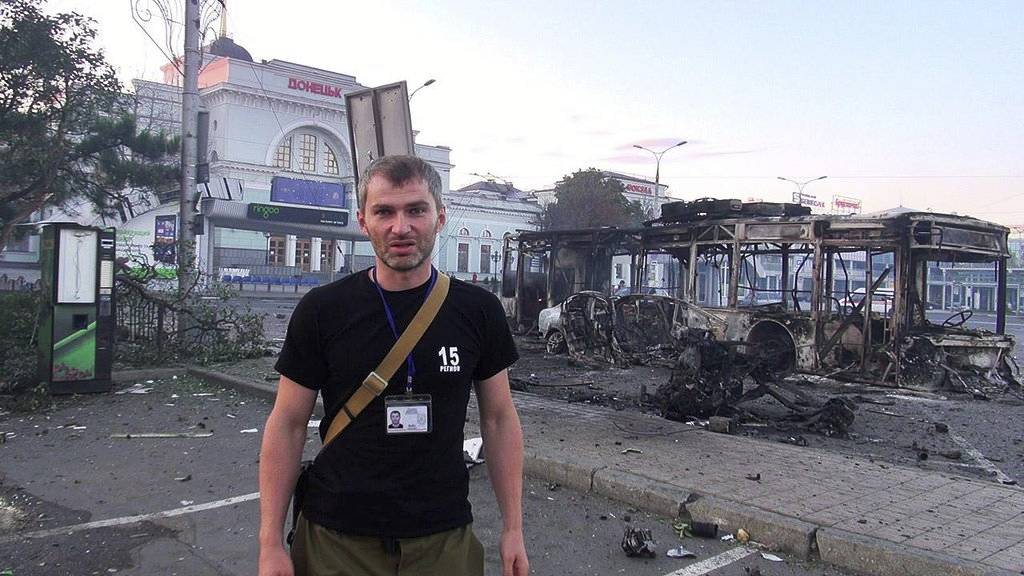 Алан Мамиев возле железнодорожного вокзала Донецка. Июль 2014 г.