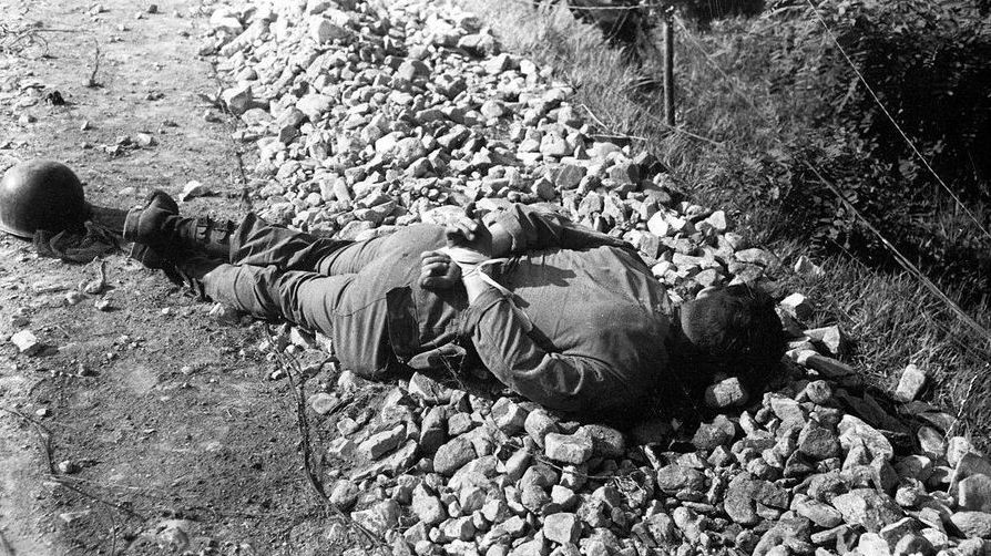 Труп американского солдата, расстрелянного северокорейской армией. 1950