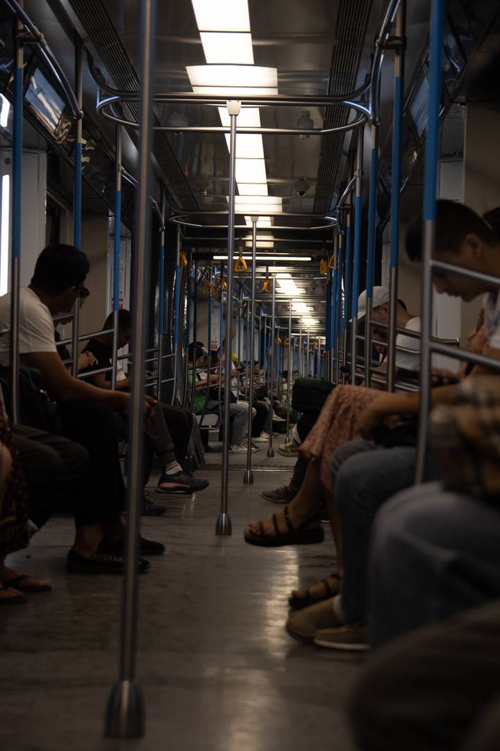 Пассажиры в ташкентском метро