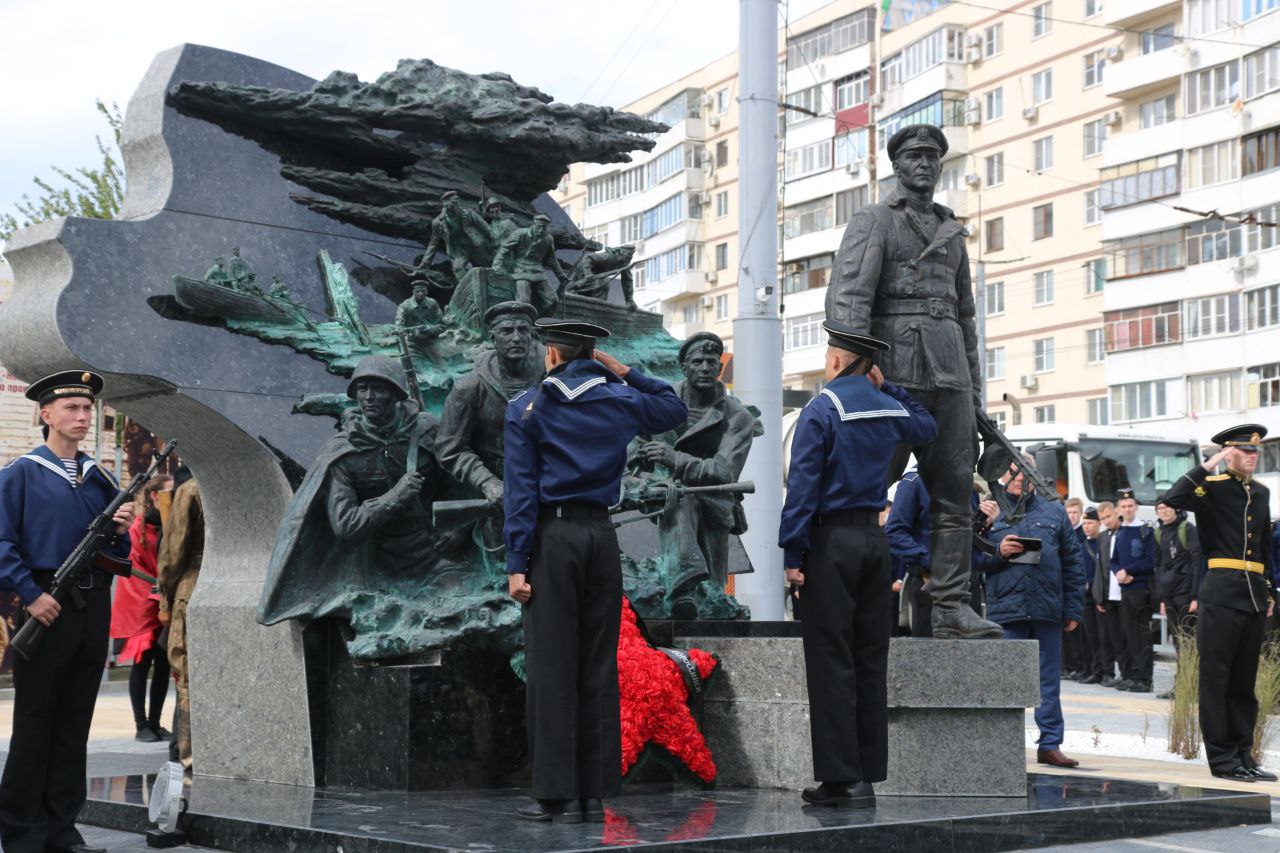 Торжественное открытие памятника Цезарю Куникову в Новороссийске