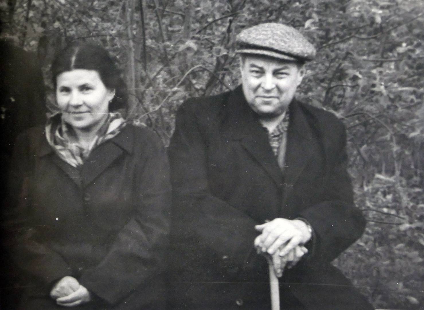 Иван Ефремов с коллегой по экспедиции в пустыне Гоби Марией Федоровной Лукьяновой