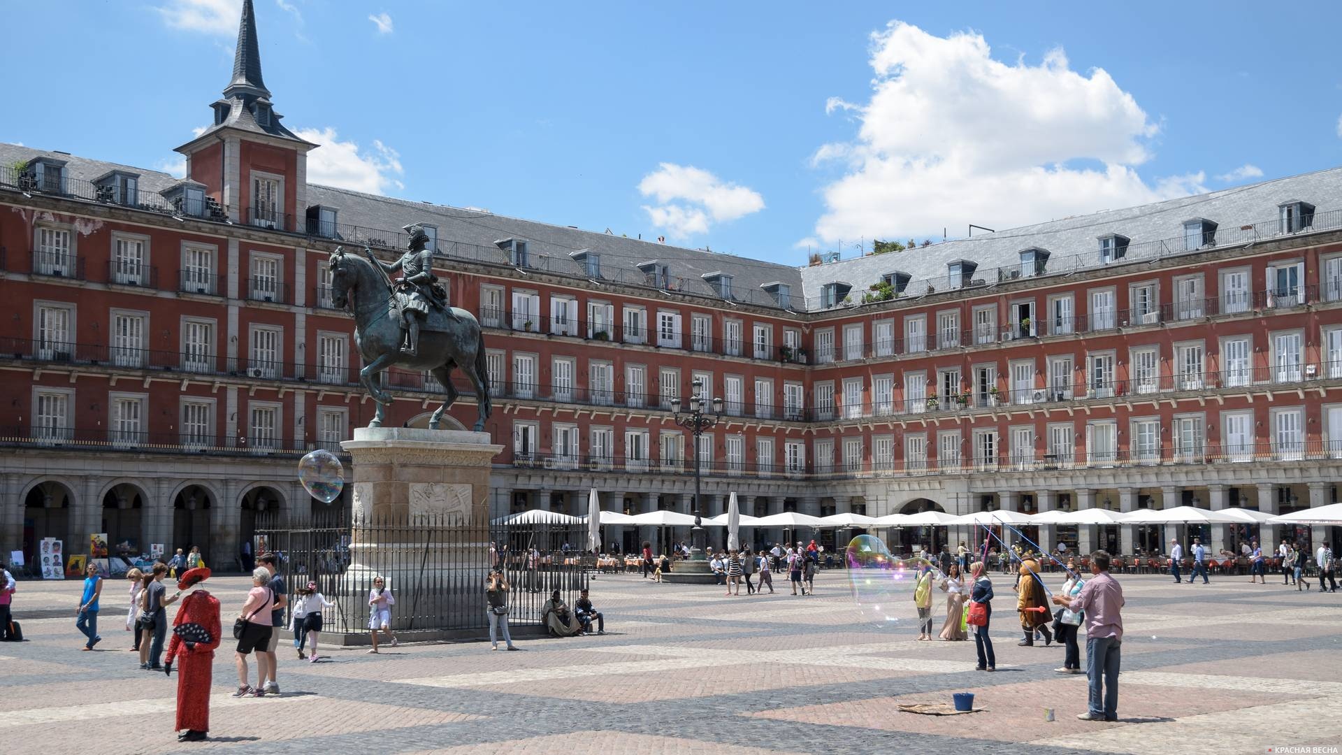 Площадь Майор со статуей Филипа III, Мадрид, Испания