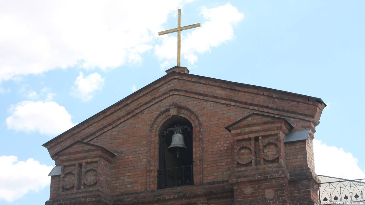 Католический крест и колокол