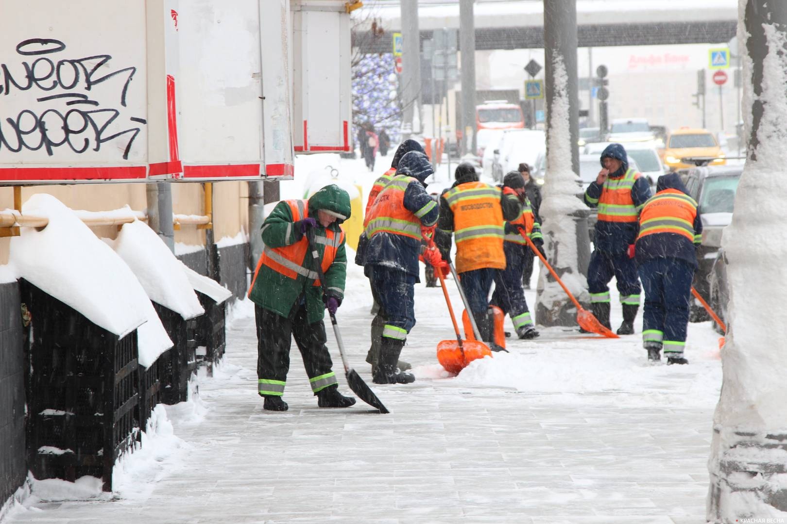 Уборка снега в центре Москвы