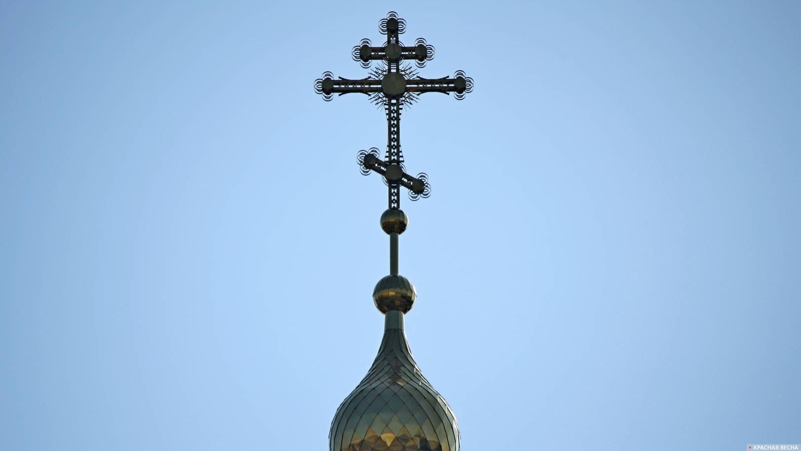 Крест на куполе церкви
