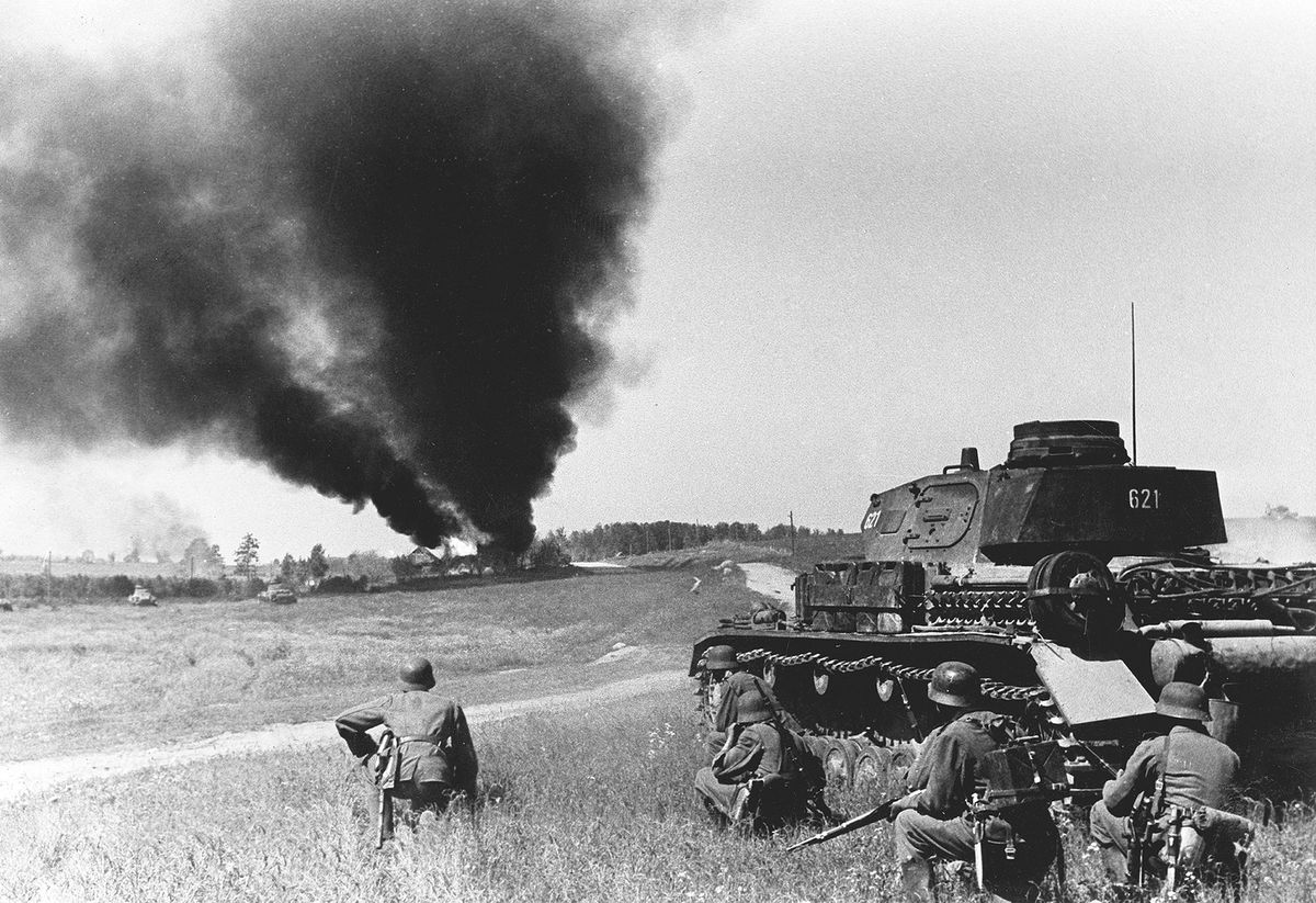 Немецкие войска атакуют советскую деревню в июле 1941