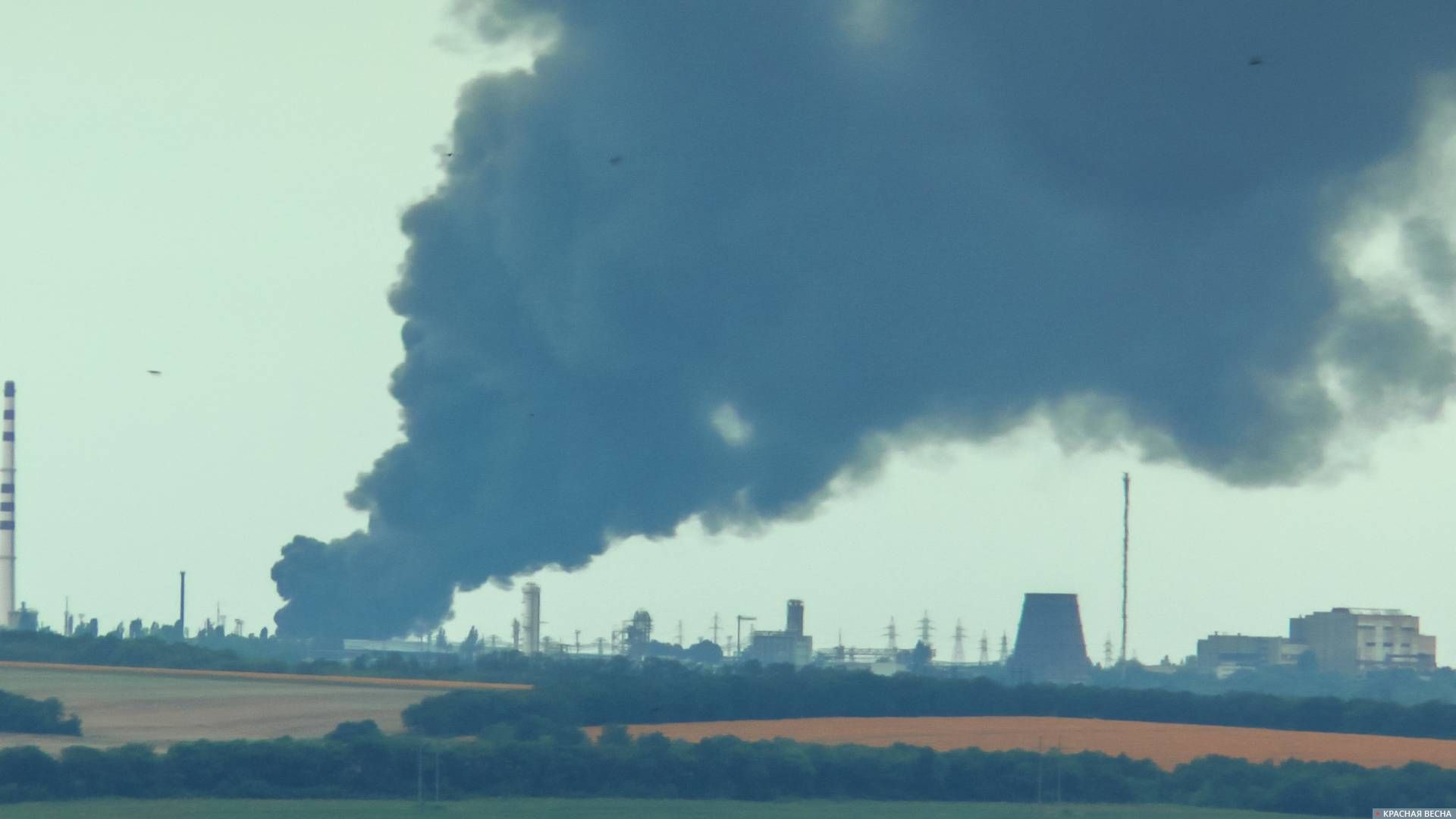 18 июля 2014 год Лисичанск Луганская область пожар на Лисичанском НПЗ после артиллирийского обстрела украинскими националистами