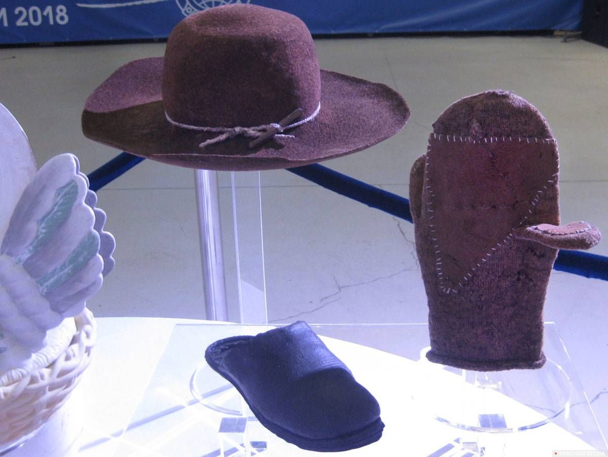 Отреставрированные вещи, поднятые с торгового судна «Архангел Рафаил», затонувшего в 1724 году, — шляпа матросская фетровая, варежка шерстяная двупалая, кожаный тапок. 23.01.2019