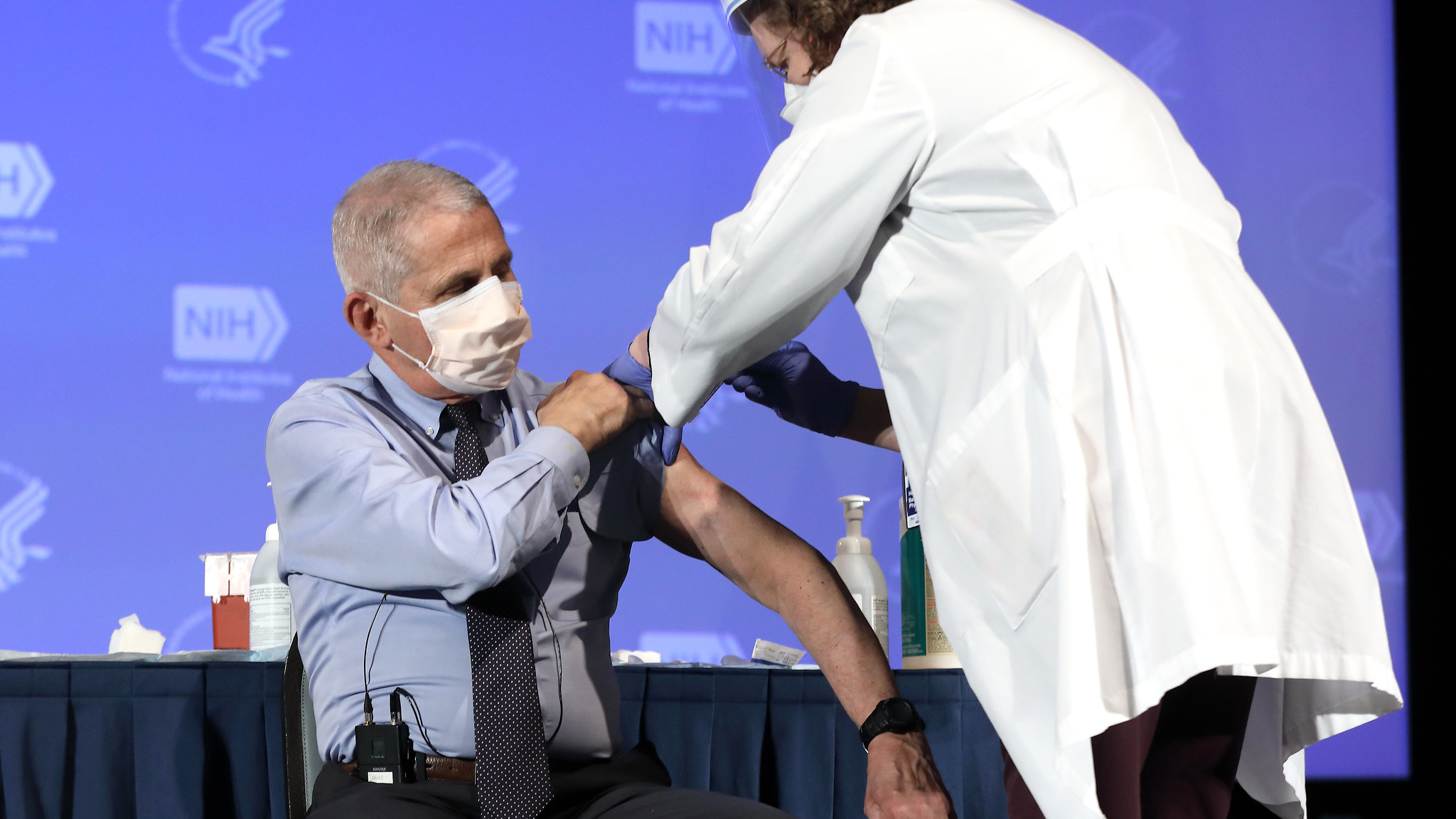 Директор Национального института аллергии и инфекционных заболеваний Энтони Фаучи, получает вакцину Moderna от COVID-19