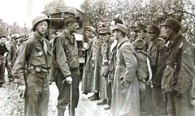 Генерал Леклерк (с тростью) принимает у американской стороны 12 соотечественников, служивших в дивизии «Шарлемань». На следующий день они будут расстреляны по его приказу без суда и следствия. 1945
