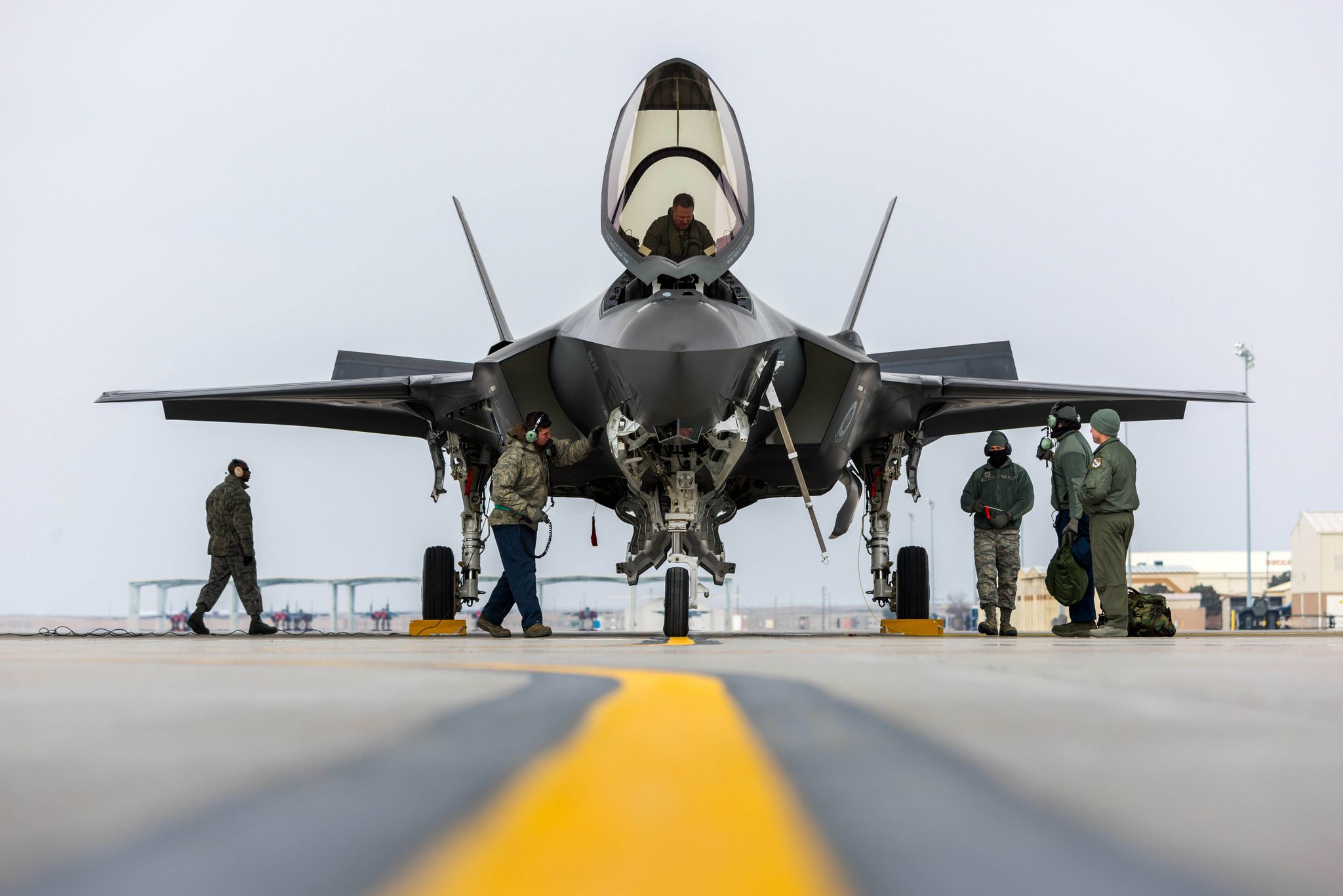 Военные осматривают F-35A