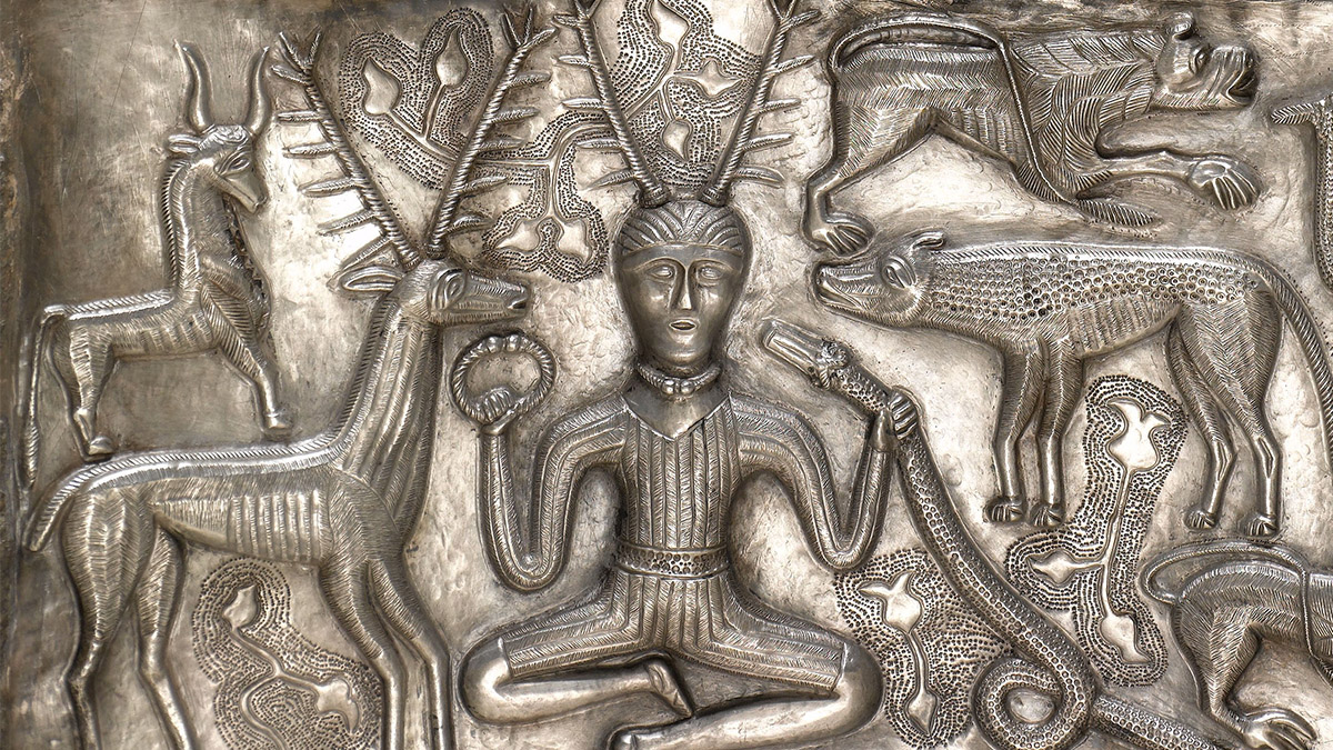Изображение шамана на серебренном котле