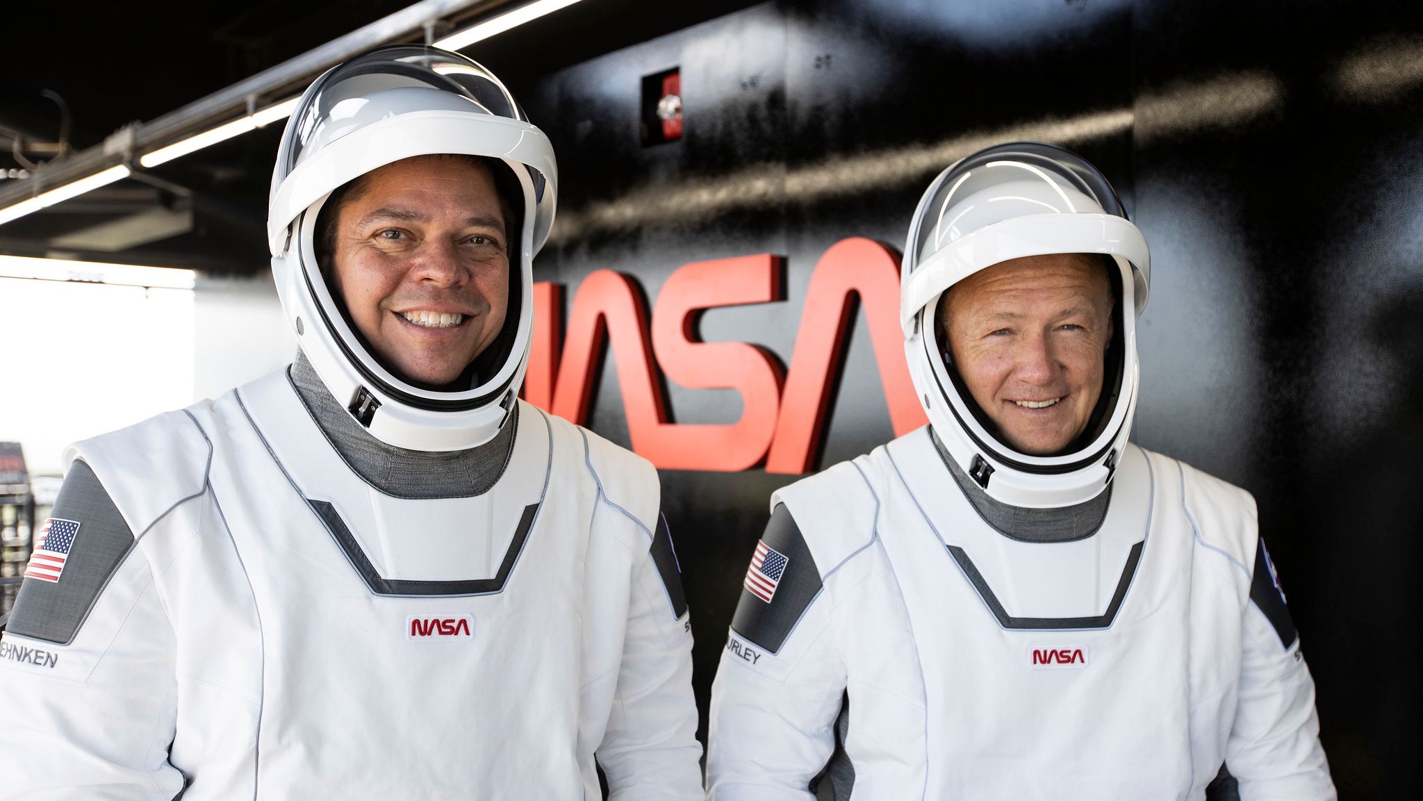 Астронавты NASA Роберт Бенкен и Даглас Хёрли