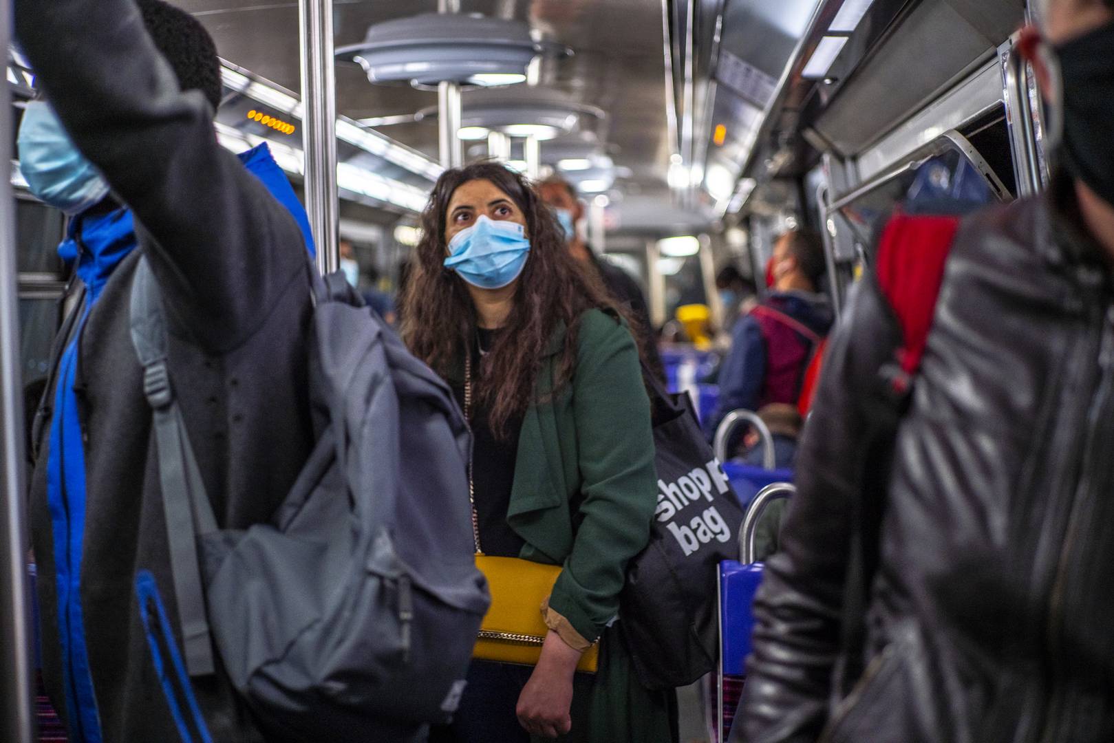 Люди в метро в масках. Франция