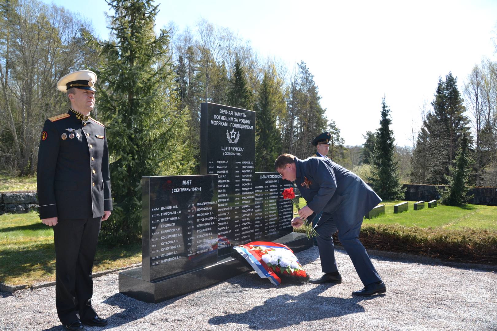 Посол России в Финляндии Павел Кузнецов и представители Посольства возложили венки к мемориалу на территории бывшей советской военно-морской базы в Порккала-Удд