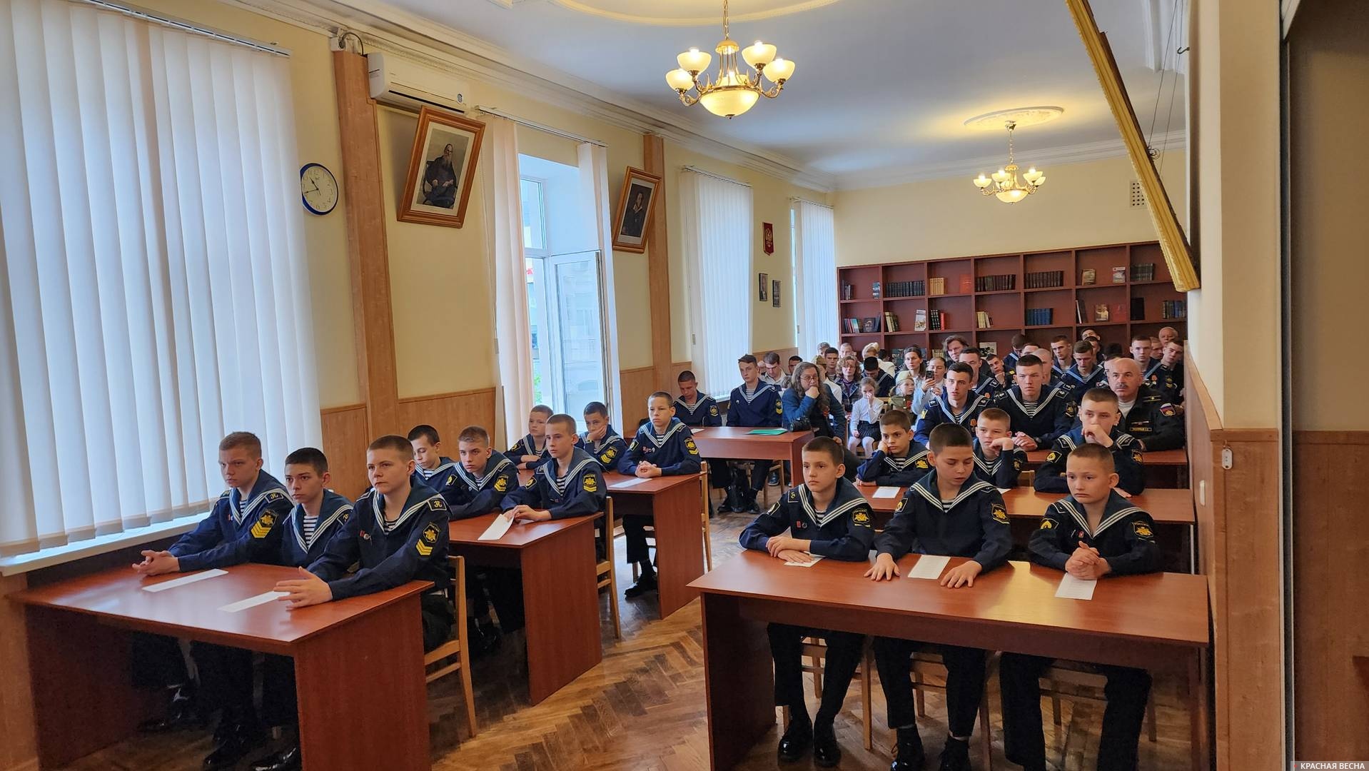 Кадеты и курсанты слушают стихи о войне. Севастополь