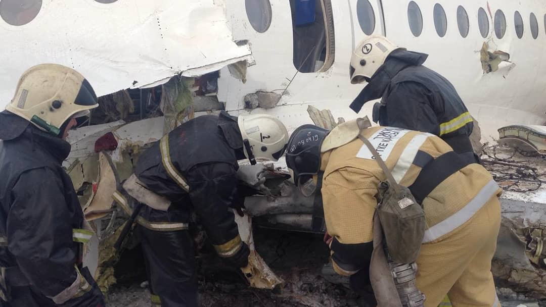 Работа спасателей на месте крушения Fokker 100 в Алмате