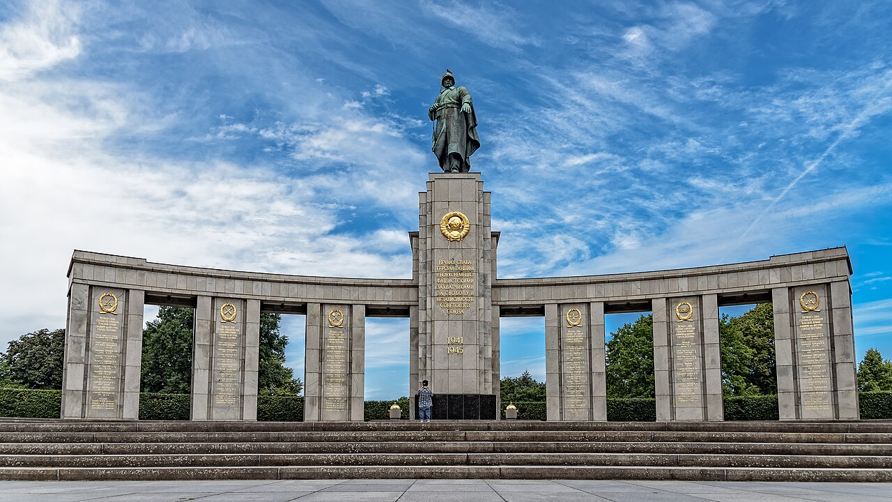 Мемориал павшим советским воинам в Тиргартене. Берлин, Германия