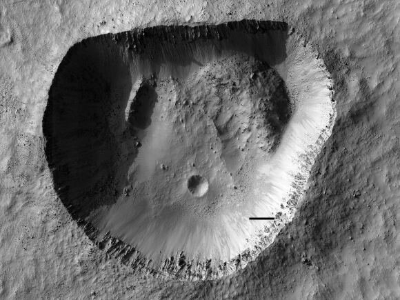 Кратер неправильной формы в Ноахис Терра на Марсе 