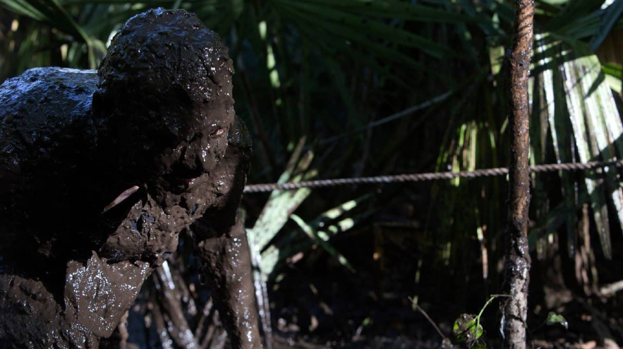 Американский морпех вылезает из грязевой ямы во время пятимильного забега MARSOC «Грязь, пот и слезы» на полигоне морской пехоты Лежен, Северная Каролина