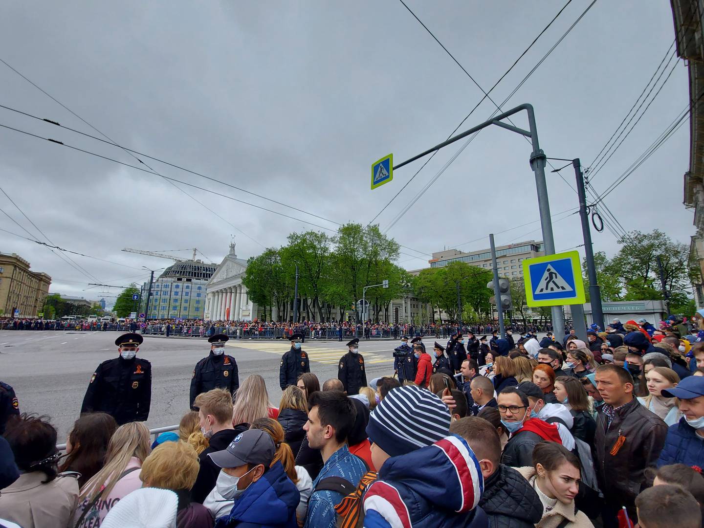 Воронежцы в ожидании военного парада на площади имени В.И. Ленина 9 мая 2021 года