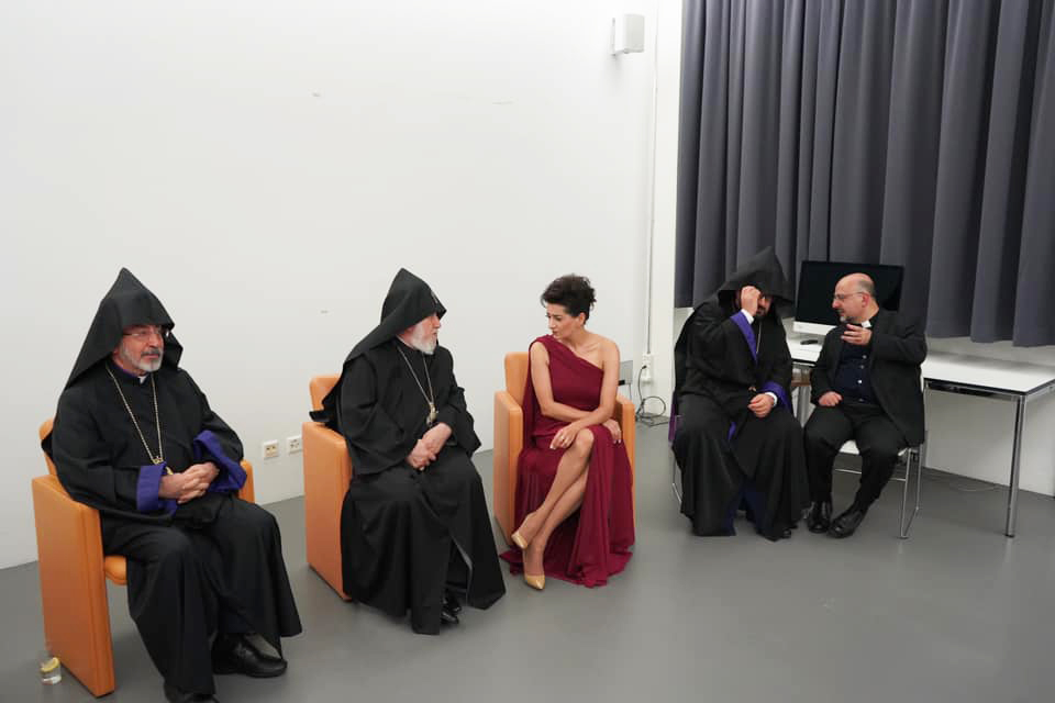 Анна Акопян, супруга премьер-министра Никола Пашиняна, во время встречи с главой армянской церкви. 14 октября 2019 г.