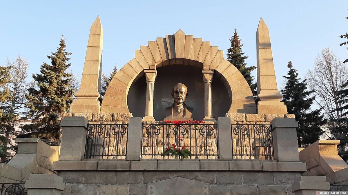 Памятник-мавзолей В.И. Ленину в парке Алое поле. Челябинск