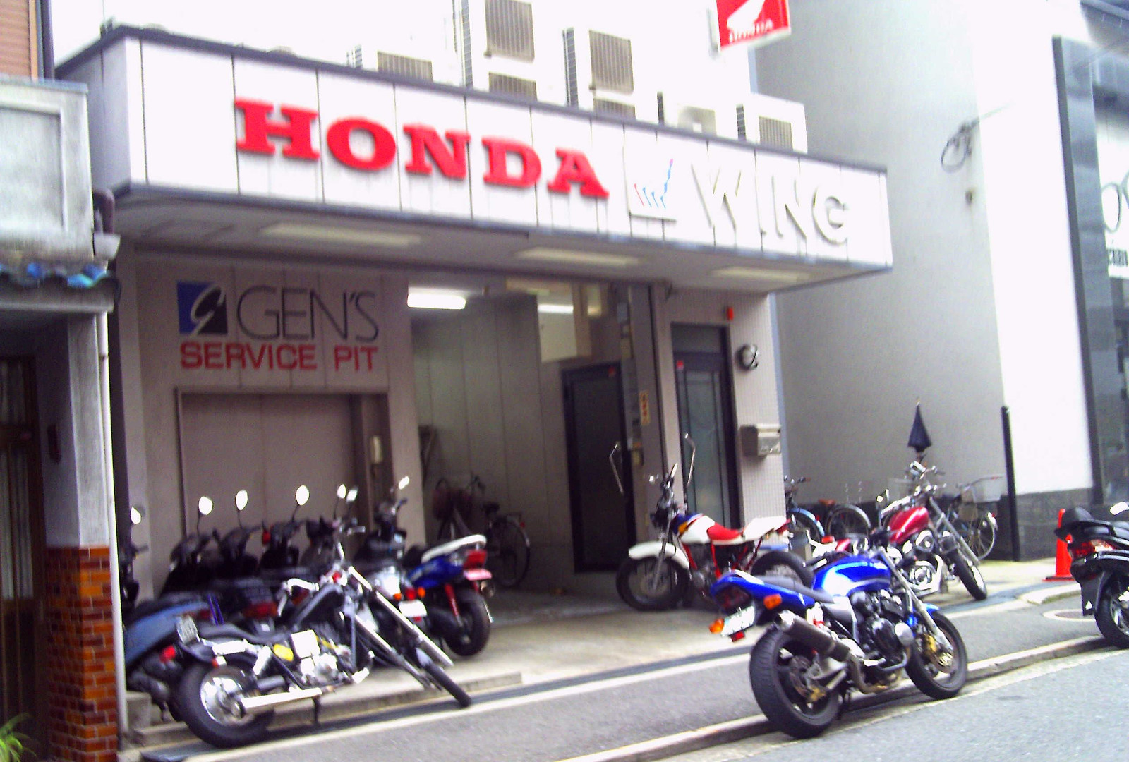 Магазины honda. Honda service. Хонда закрывает японские заводы. Tokyo Revengers Bike Honda.