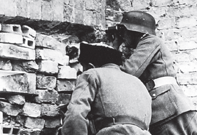 Казаки из состава немецких войск наблюдают за боем во время подавления Варшавского восстания 1944 года
