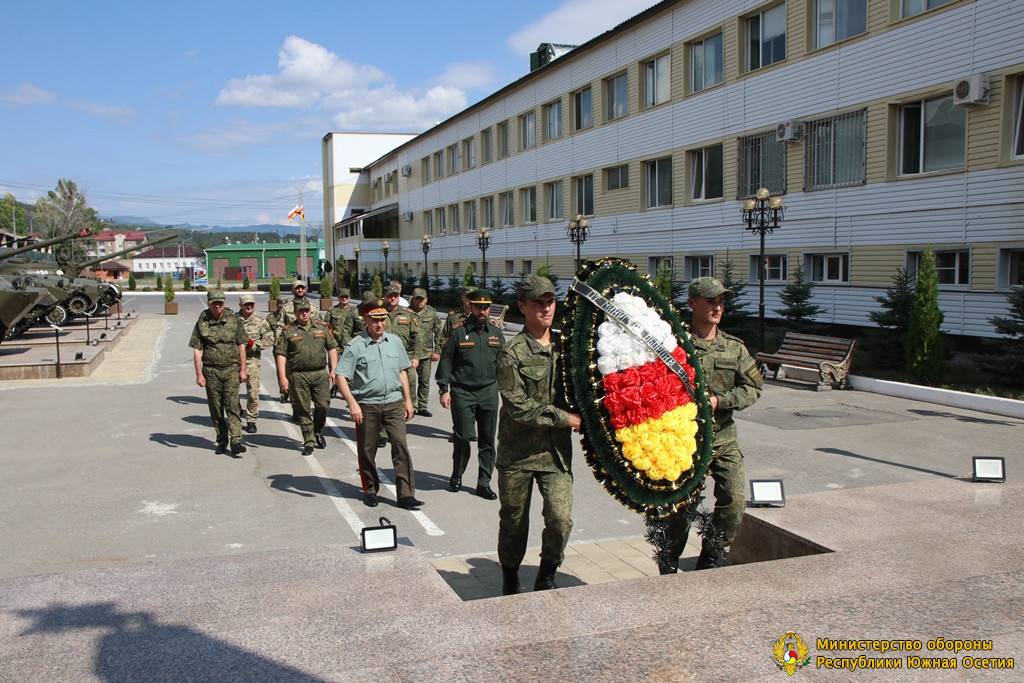 Церемония возложения цветов в годовщину начала грузино-осетинской войны. 08.08.2022