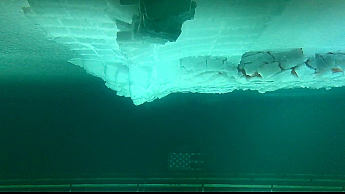 Вид из иллюминатора на проход модели судна в Ледовом бассейне через торосы. ФГУП «Крыловский ГНЦ»