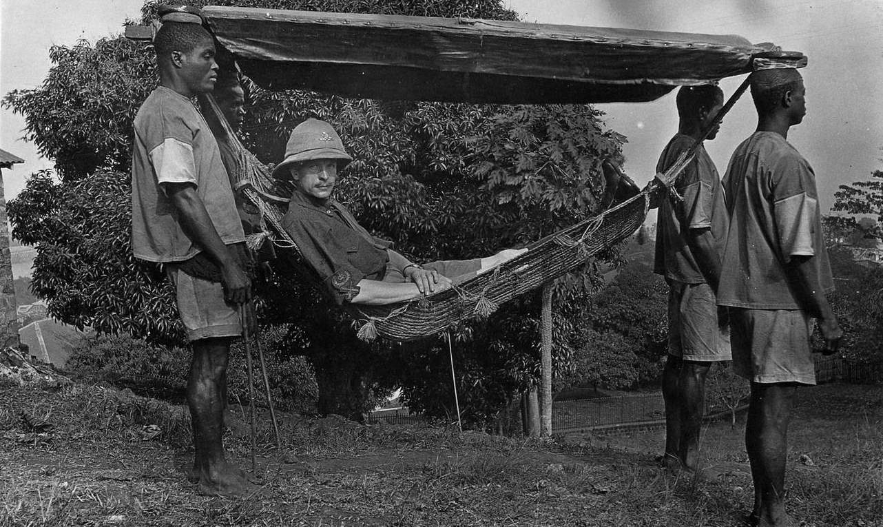 Офицер в передвижном гамаке. Британская колония Сьерра-Леоне. 1920-е