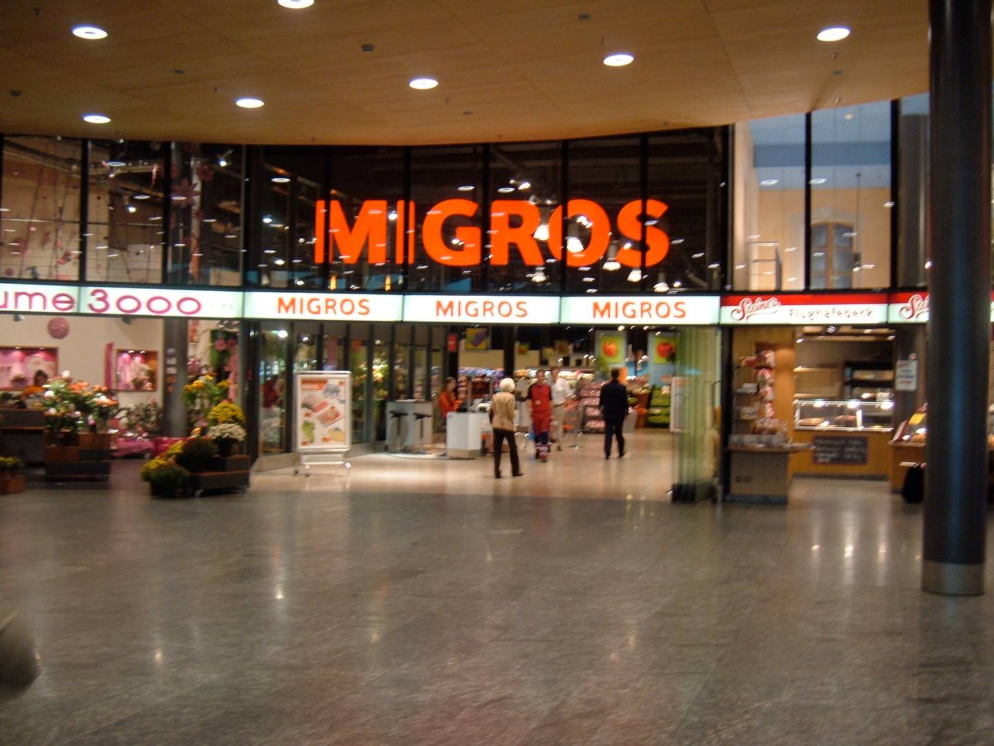 Migros ритейл в аэропорту Цюриха