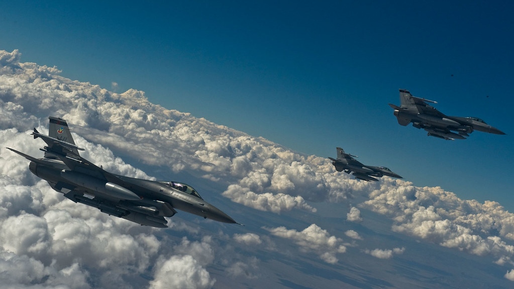 Истребители F-16 в воздухе