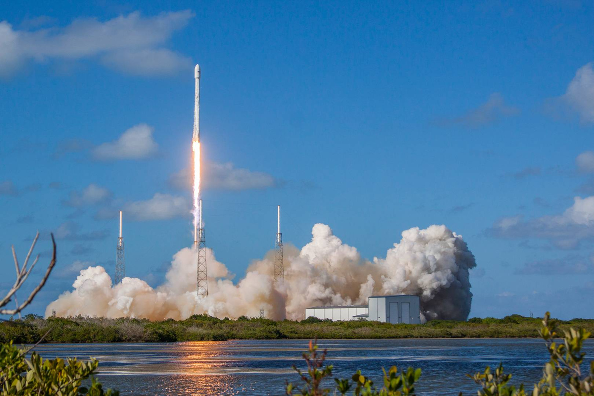 Первое использование ракет. Kennedy Space Center старт ракет. Falcon-8 ракета. Система посадки Falcon 9. Вторичный запуск.