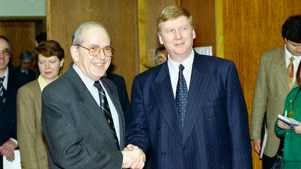 Анатолий Чубайс (справа) на встрече с директором-распорядителем МВФ Мишель Камдессю в 1997 году