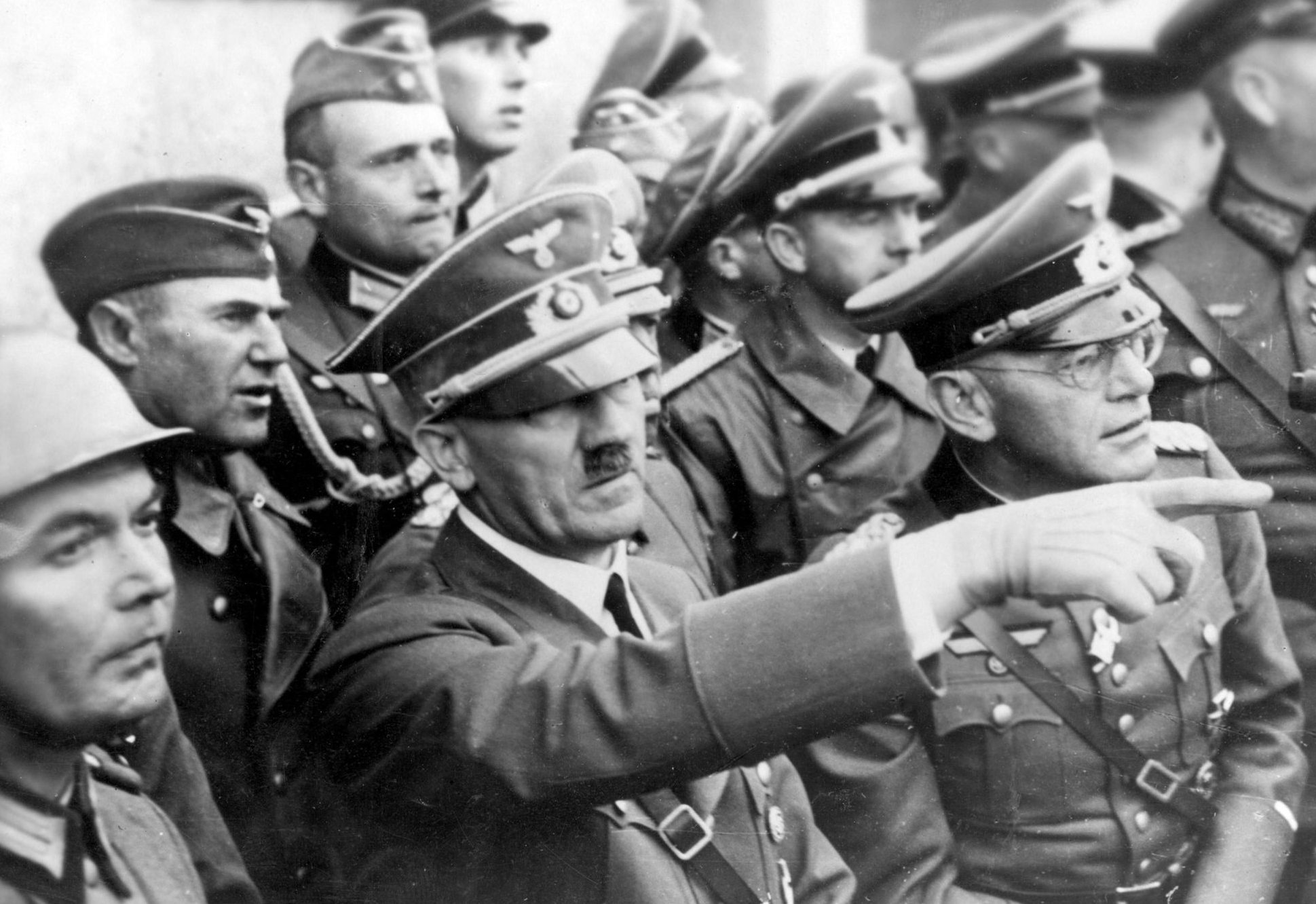 Гитлер со своей свитой