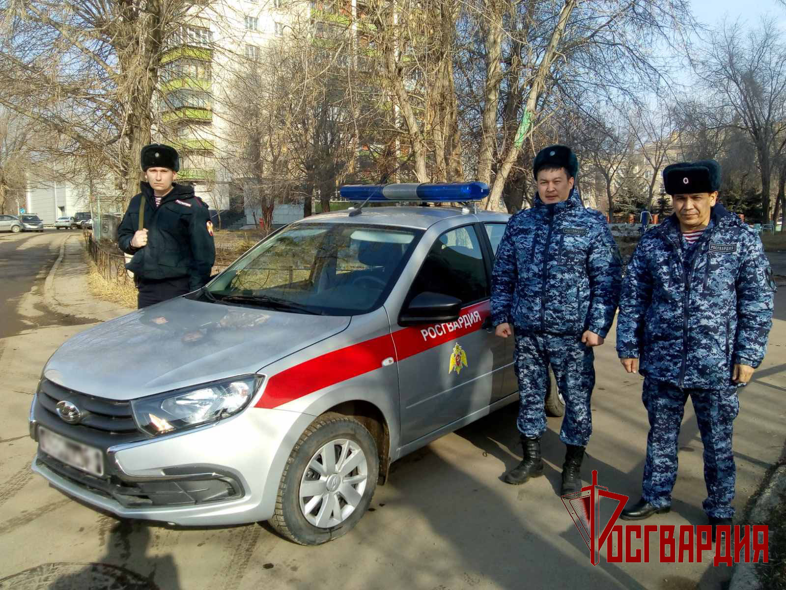 Росгвардейцы эвакуировали людей из горящего дома в Магнитогорске | ИА  Красная Весна