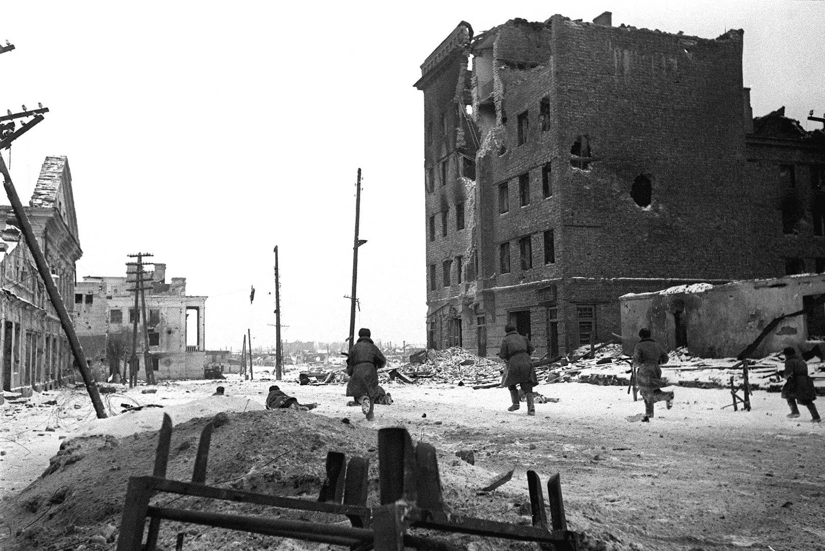 Красноармейцы в бою за Великие Луки, январь 1943 года