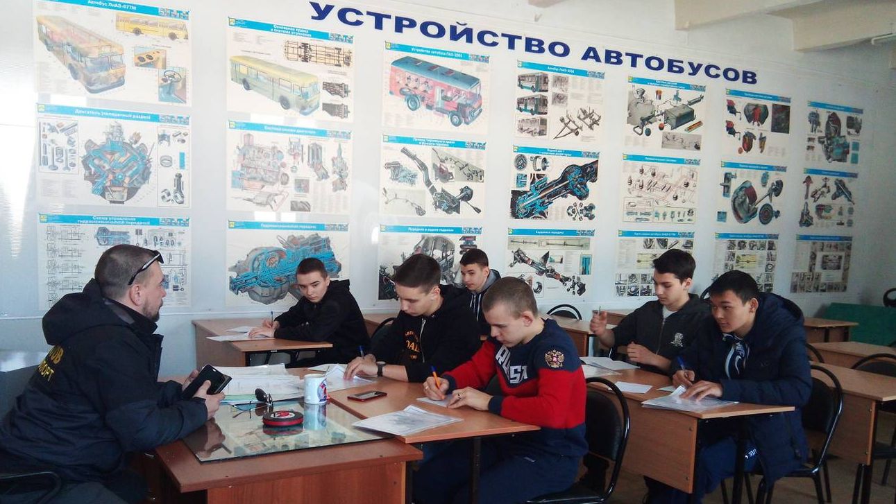 Вячеслав Сорокин проводит тренировку по ответу на экзаменационные билеты ПДД на время.