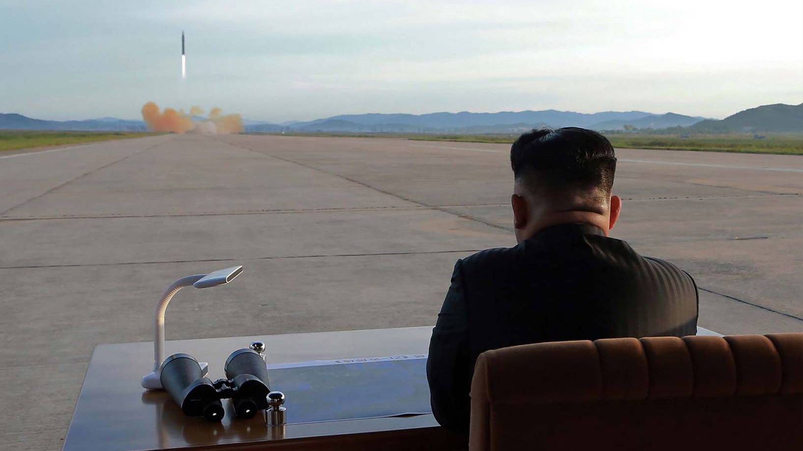 Ким Чен Ын наблюдает за запуском баллистической ракеты