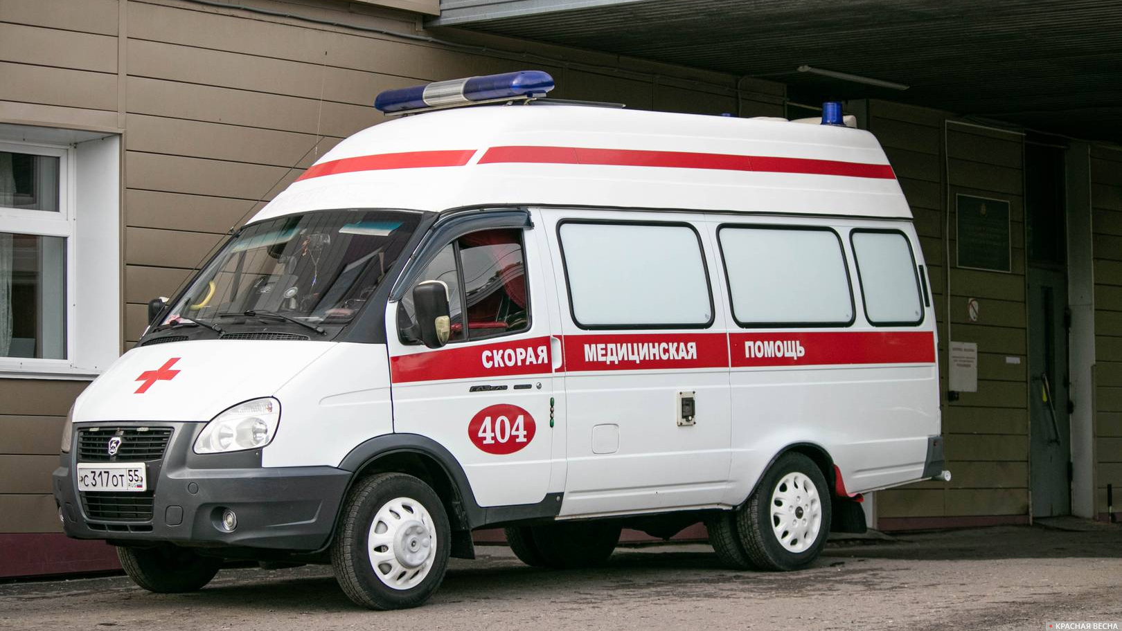 Машина скорой помощи у БСМП № 1 в Омске