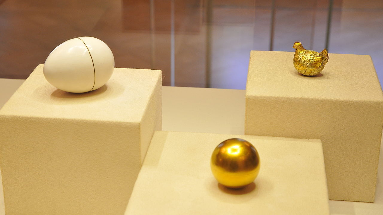 Пасхальное яйцо «Курочка» из коллекции Музея Фаберже в Санкт-Петербурге