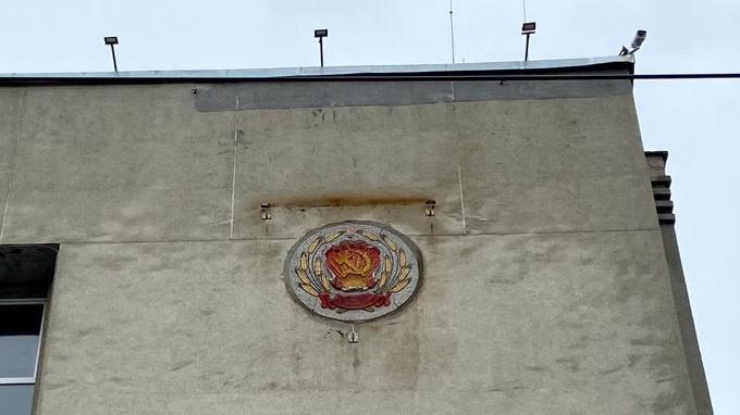 Панно с изображением герба РСФСР, обнаруженное под часами на фасаде здания администрации Мончегорска